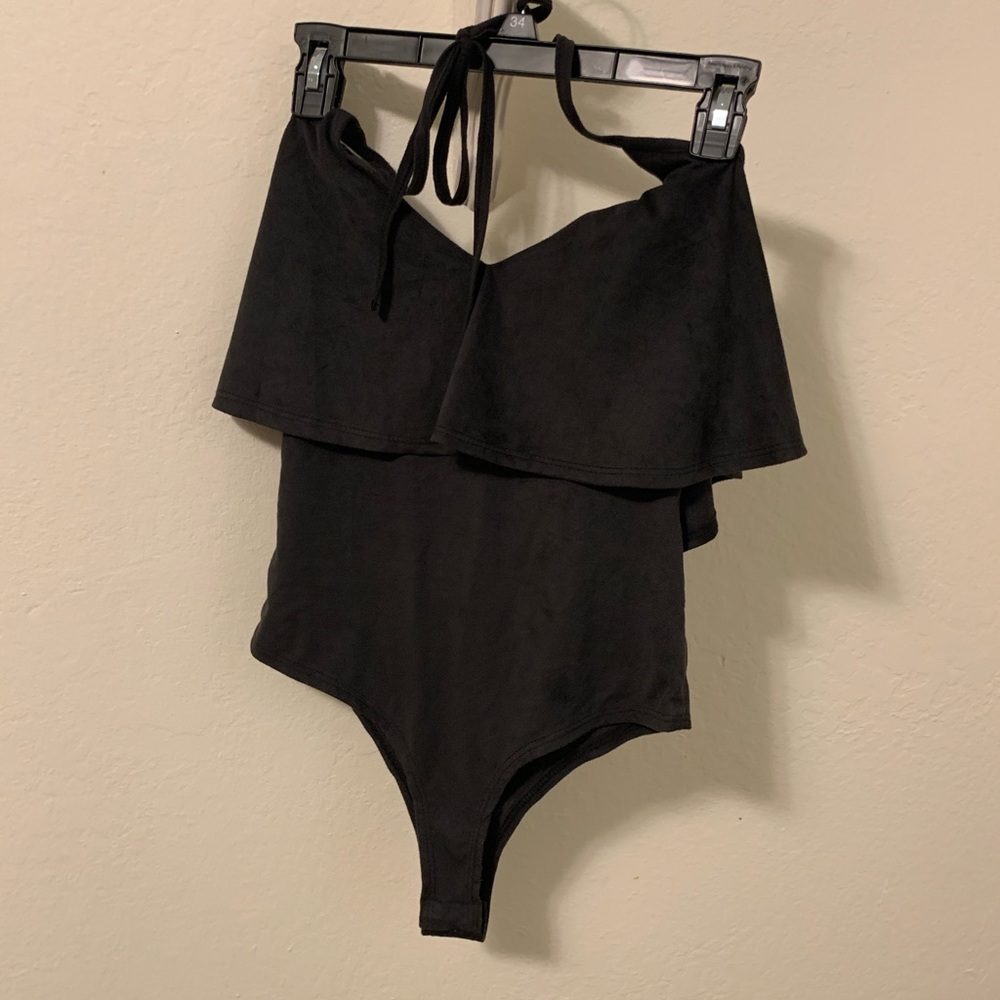 Lulu’s halter tie bodysuit in dark gray